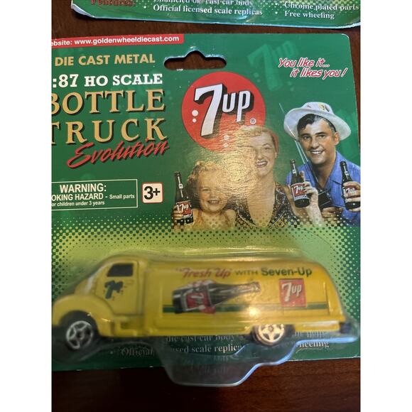 Golden Wheels 7G52 1:87 7-UP Bottle Truck Evolution (Set of 4) DIE CAST - Picture 4 of 6